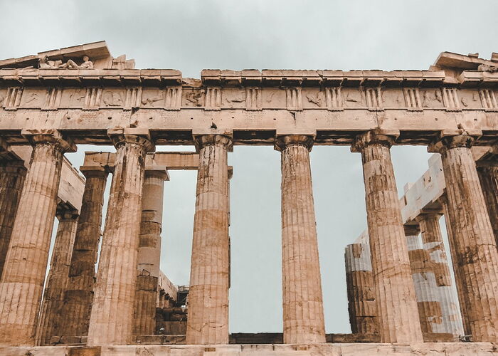Photo : Un monument grec soutenu par de solides piliers