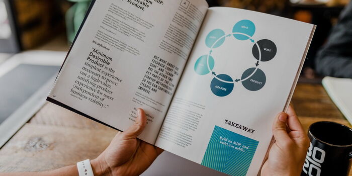 Deux mains tenant un livre sur le Product Management