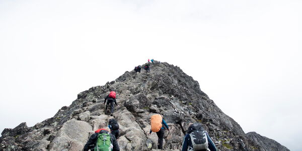 Photo : un groupe d'alpiniste en train d'escalader un sommet