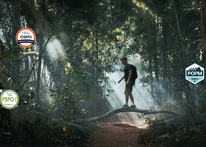 Photo : Un vaillant Product Owner traversant la jungle des certifications pour PO représentés par des badges (CSPO, PSPO I & POPM)