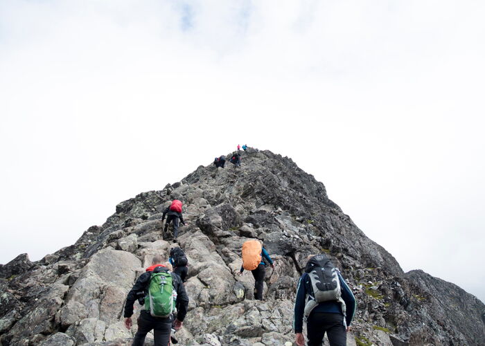 Photo : un groupe d'alpiniste en train d'escalader un sommet