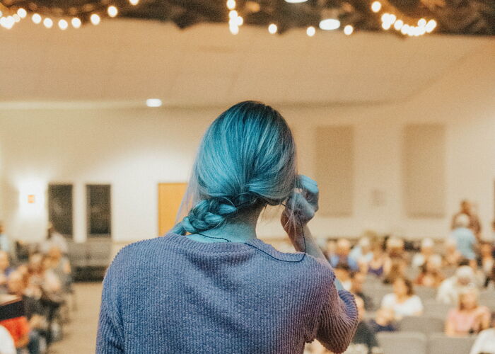 Photo : Une femme RTE présentant devant un ensemble de personnes