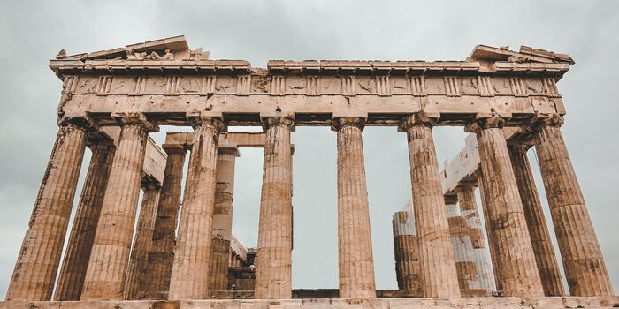 Photo : Un monument grec soutenu par de solides piliers