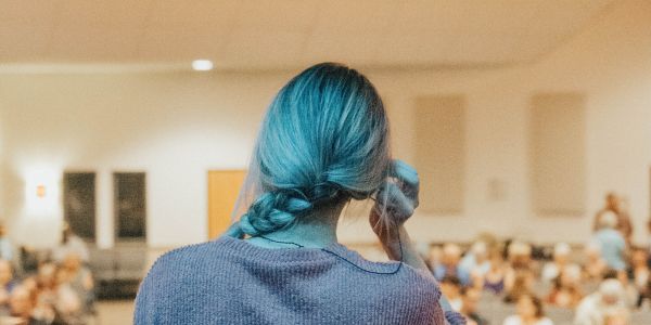 Photo : Une femme RTE présentant devant un ensemble de personnes