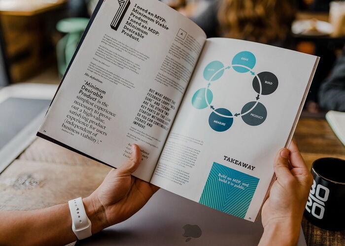 Deux mains tenant un livre sur le Product Management