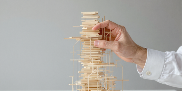 Photo : Un homme construisant une architecture émergente