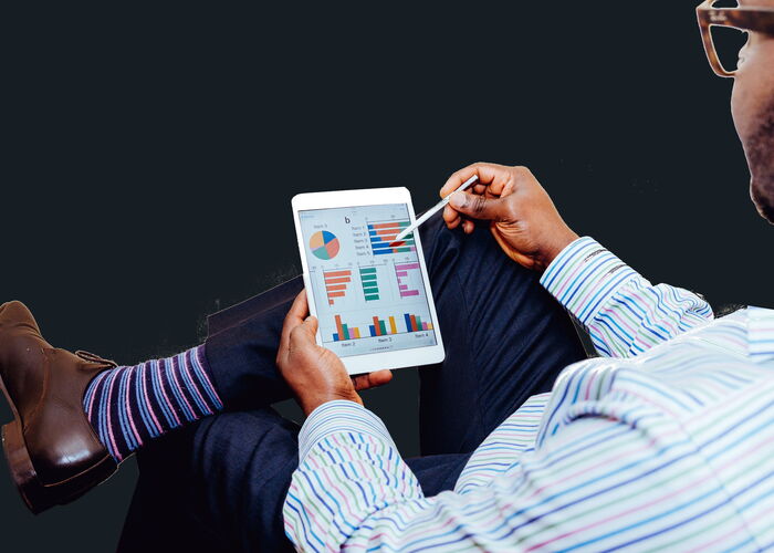 Photo : un homme regardant des résultats clés et des indicateurs sur une tablette