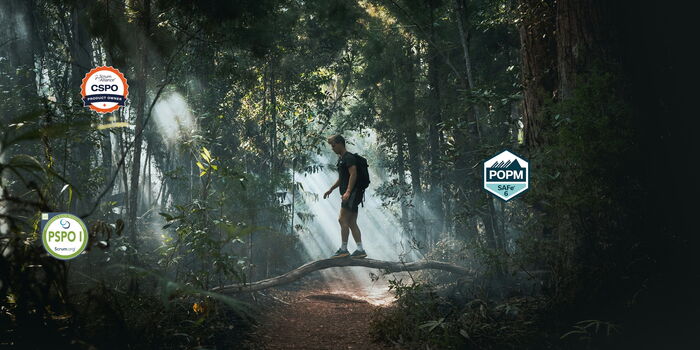 Photo : Un vaillant Product Owner traversant la jungle des certifications pour PO représentés par des badges (CSPO, PSPO I & POPM)