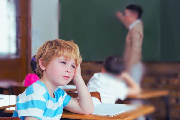 Photo d'un enfant déconcentré en cours